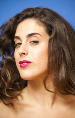 Güzel genç bir kadının portresi.