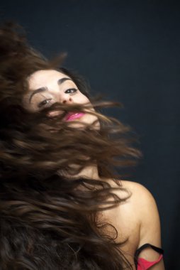 güzel bir kadın saçını sallama