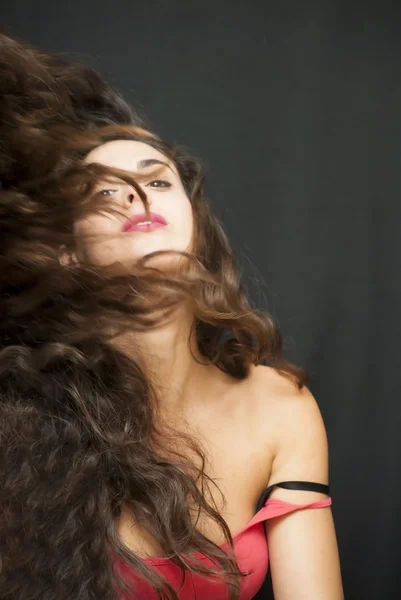 Schöne Frau schüttelt ihre Haare — Stockfoto