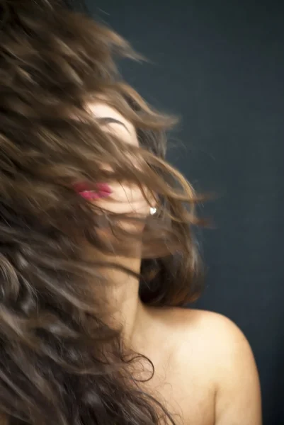 Piękna kobieta, potrząsając jej włosy — Zdjęcie stockowe