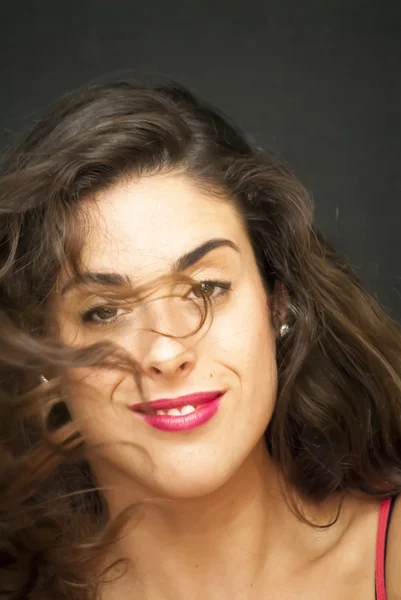 Hermosa mujer sacudiendo su cabello — Foto de Stock