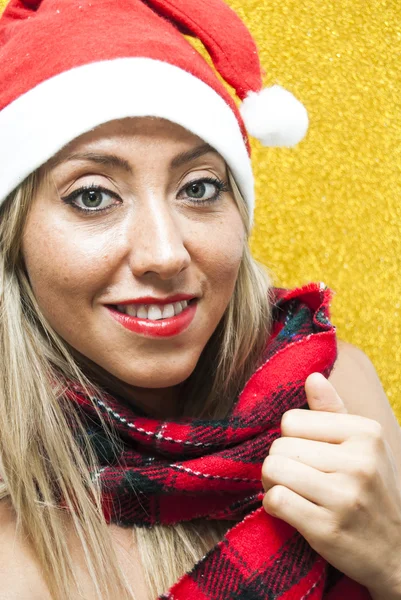 Portret van Sexy jonge vrouw met Santa Claus hoed en rood plaid — Stockfoto