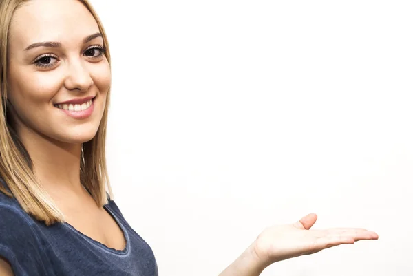 Mooie vrouw met zijn open hand — Stockfoto