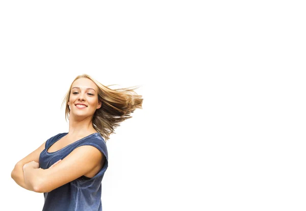 Mulher bonita tremendo seu cabelo — Fotografia de Stock