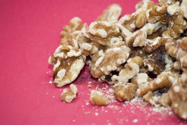 İzole kırmızı zemin üzerine fındık.