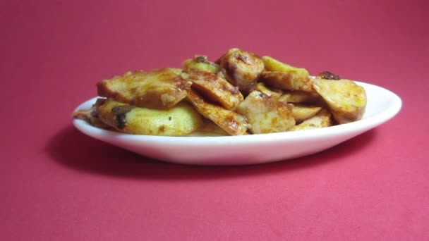 Assiette de poulpe avec paprika sur fond rouge — Video