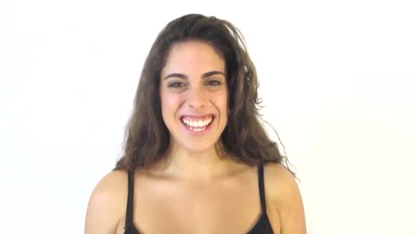 Hermosa mujer haciendo algunos gestos finos y agitando su cabello — Vídeo de stock