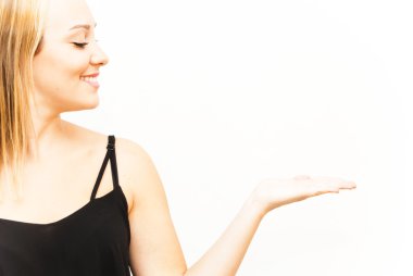 güzel bir kadın açık eliyle