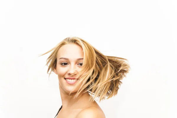 Hermosa mujer sacudiendo su cabello —  Fotos de Stock