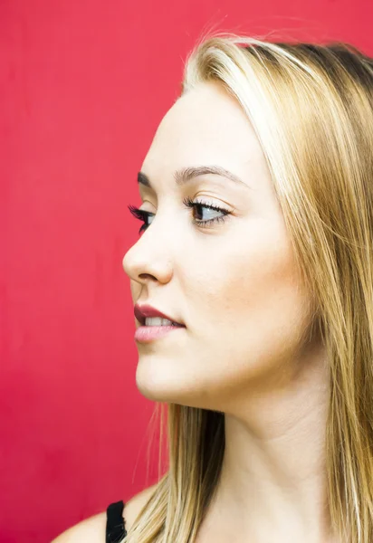 Retrato de una hermosa joven — Foto de Stock