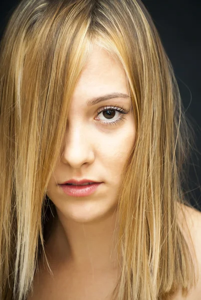 Portrait de belle jeune femme avec ses cheveux sur son visage — Photo