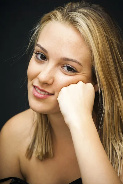 Porträt einer schönen jungen Frau, die ihr Gesicht in der Hand hält — Stockfoto