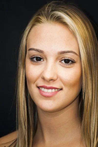 Retrato de una hermosa joven — Foto de Stock