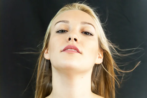 Porträtt av vacker ung kvinna — Stockfoto
