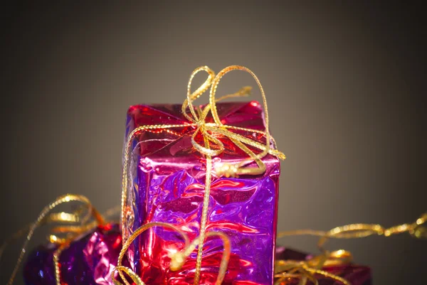 Χριστουγεννιάτικο δώρο που συσκευάζει με χρυσό κορδέλες — Φωτογραφία Αρχείου