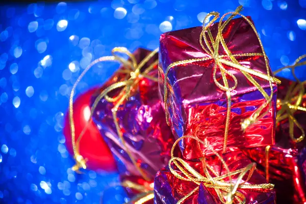 Χριστουγεννιάτικο δώρο που συσκευάζει με χρυσό κορδέλες — Φωτογραφία Αρχείου