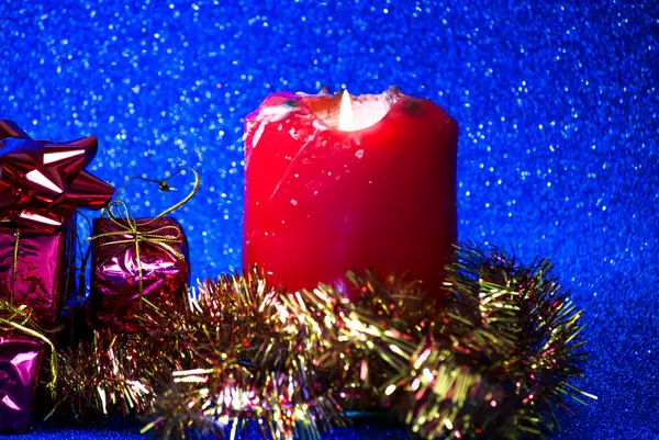 Regalos de Navidad con una vela encendida — Foto de Stock