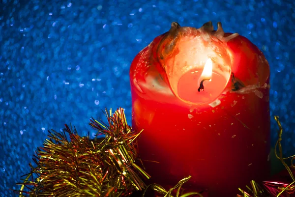 De giften van Kerstmis met een brandende kaars — Stockfoto