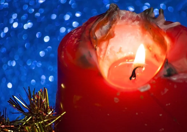 Presentes de Natal com uma vela acesa — Fotografia de Stock