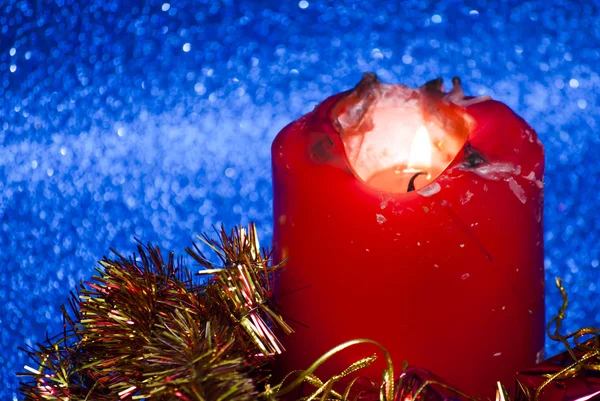 Regalos de Navidad con una vela encendida — Foto de Stock