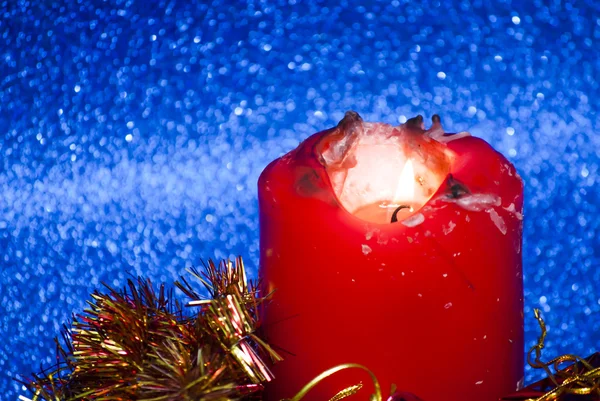 De giften van Kerstmis met een brandende kaars — Stockfoto