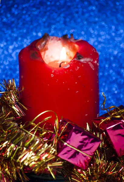 Regalos de Navidad con una vela encendida — Foto de Stock