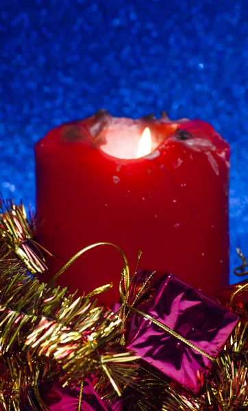 Presentes de Natal com uma vela acesa — Fotografia de Stock