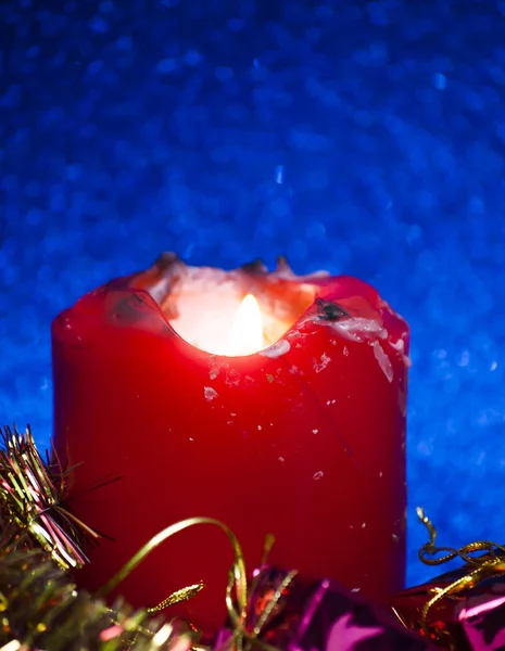 Presentes de Natal com uma vela acesa — Fotografia de Stock