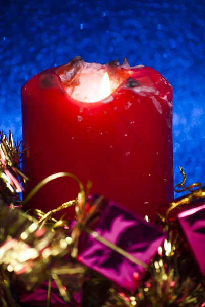火のともったろうそくとクリスマス プレゼント — ストック写真