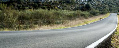 Gün batımında dağlar arasında yol