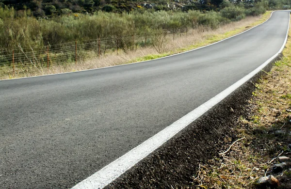 Gün batımında dağlar arasında yol — Stok fotoğraf