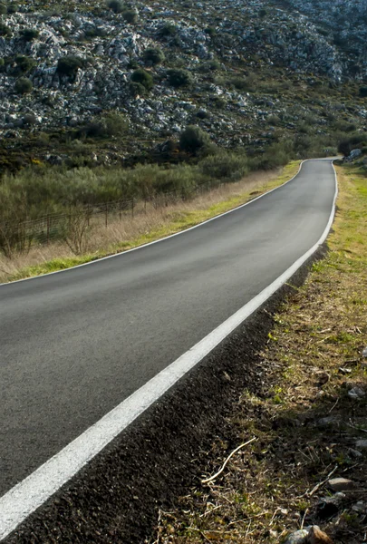 Gün batımında dağlar arasında yol — Stok fotoğraf