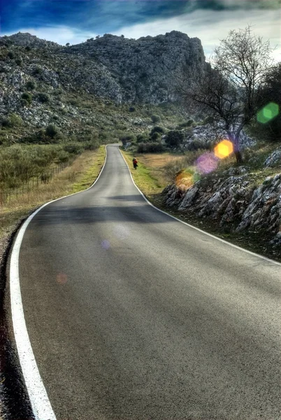 Gün batımında dağlar arasında yol — Stok fotoğraf