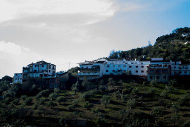 Dağ manzarası ile Endülüs ve tipik dağ köyü
