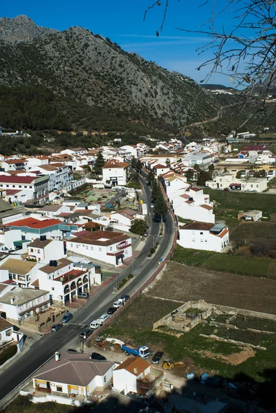 Paisaje de montaña con típico pueblo de montaña de Andalucía en —  Fotos de Stock