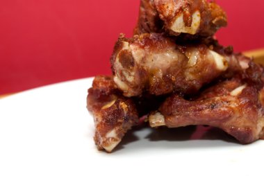 Kavrulmuş Domuz kaburga beyaz bir plaka üzerinde