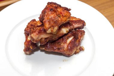 Kavrulmuş Domuz kaburga beyaz bir plaka üzerinde