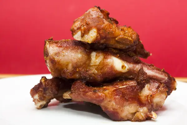 Costillas de cerdo asadas en un plato blanco — Foto de Stock