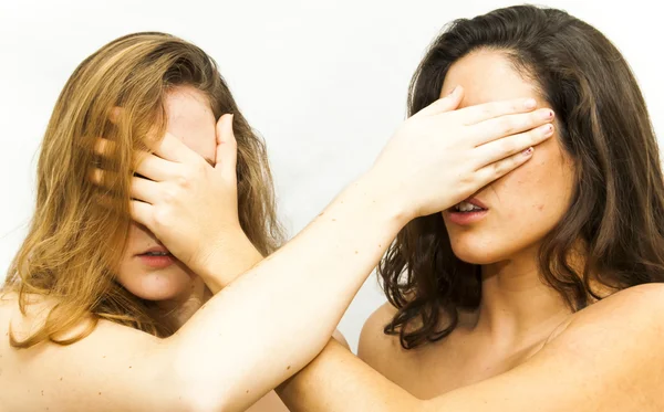 Ritratto di due belle donne che si coprono gli occhi a vicenda — Foto Stock