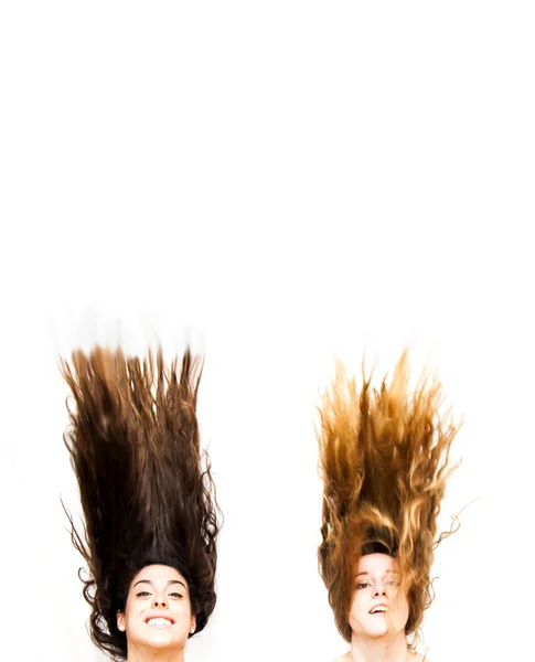 Két gyönyörű nők, akik mozogtak a haját portréja — Stock Fotó