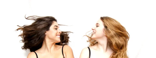 Porträtt av två vackra kvinnor själva stirrade på varandra — Stockfoto