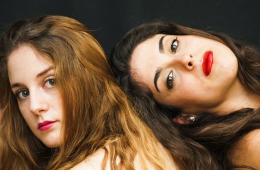 iki güzel kadın portresi 