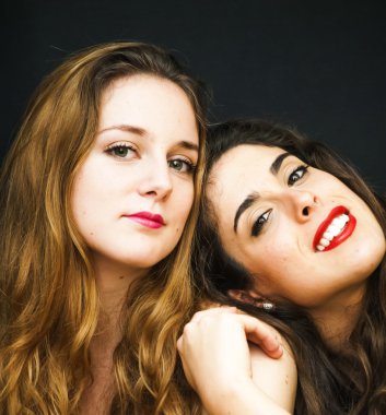 iki güzel kadın portresi 