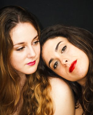 iki güzel kadın portresi 