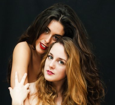 iki güzel kadın portresi 