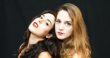 iki güzel kadın portresi 