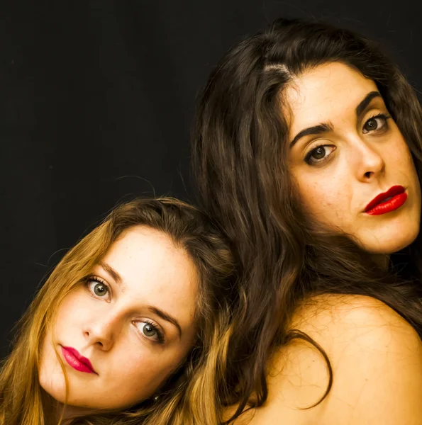 Portret van twee mooie vrouwen — Stockfoto