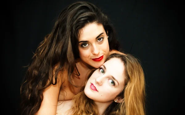 Porträtt av två vackra kvinnor — Stockfoto