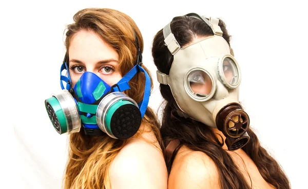 Dos hermosas mujeres con máscara de gas — Foto de Stock