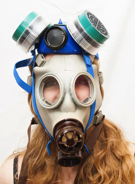 ガスマスクと美しい若い女性の肖像画 — ストック写真